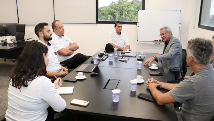 Desenvolvimento Econômico alinha propostas da Cadeia Produtiva Local com dirigentes da Komatsu