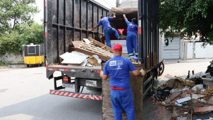 Operação Cata-Treco atua para manter vias limpas de materiais inservíveis