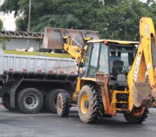 Prefeitura atua com mão de obra própria para garantir coleta de lixo em regiões afetadas