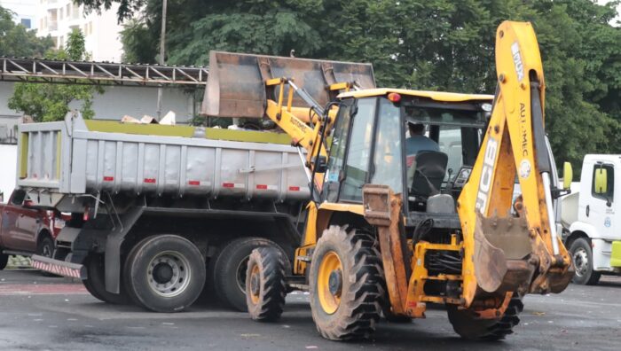 Prefeitura atua com mão de obra própria para garantir coleta de lixo em regiões afetadas
