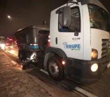 Prefeito acompanha início da operação do novo caminhão varredeira