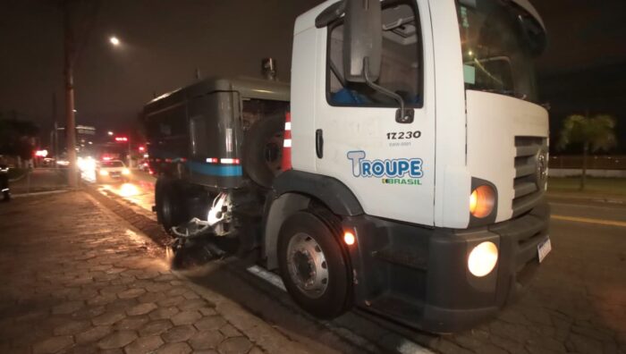 Prefeito acompanha início da operação do novo caminhão varredeira