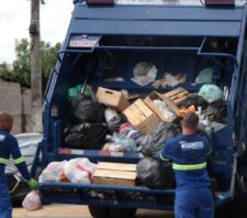 Suzano garante recolhimento de 2 mil toneladas de lixo das ruas em menos de três dias