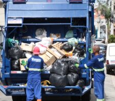 Nova empresa retira 650 toneladas de lixo no primeiro dia de operação em Suzano