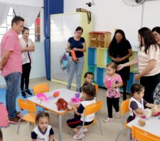 No dia de volta às aulas, prefeito recebe alunos com primeira-dama e secretária de Educação
