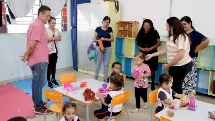 No dia de volta às aulas, prefeito recebe alunos com primeira-dama e secretária de Educação