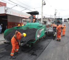Prefeitura segue plano de pavimentação na Vila Fátima com trabalho na rua Rinyasu Sugimura