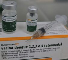 Saúde inicia vacinação contra a dengue a 849 servidores da pasta com imunizante Butantan-DV