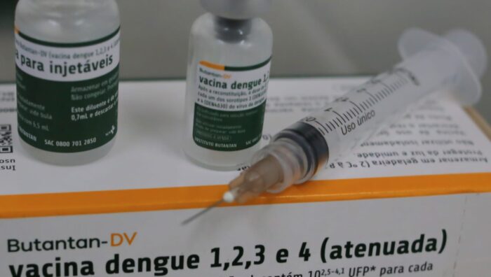 Saúde inicia vacinação contra a dengue a 849 servidores da pasta com imunizante Butantan-DV