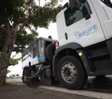 ‘Megamutirão de Zeladoria’ é reforçado com chegada de caminhão varredeira