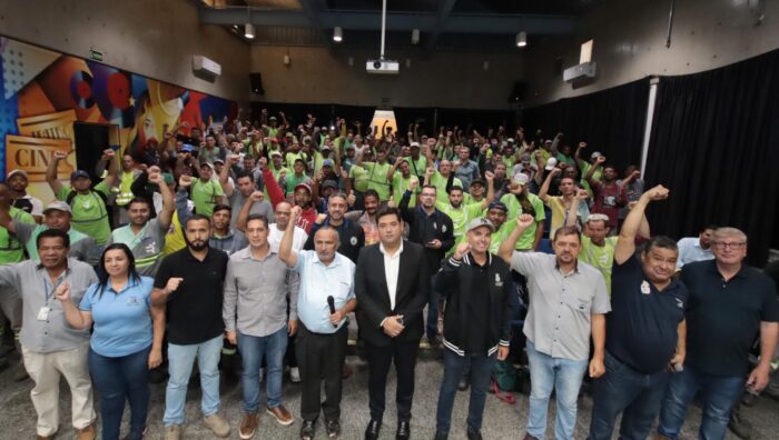 Prefeitura acolhe trabalhadores em encontro para enfrentamento da falta da coleta de lixo