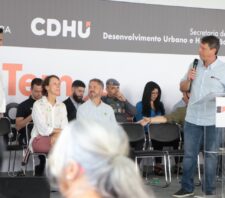 Prefeito de Suzano convida governador para Festa da Dália durante evento em Itaquá