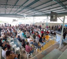 Prefeitura entrega 180 matrículas de unidades habitacionais para moradores do Jardim Panorama