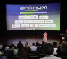 Prefeito de Suzano é homenageado durante o Fórum de Cidades Digitais e Inteligentes
