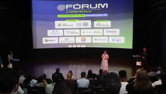 Prefeito de Suzano é homenageado durante o Fórum de Cidades Digitais e Inteligentes