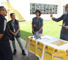 Agentes de Zoonoses orientam funcionários da Komatsu sobre combate ao Aedes aegypti
