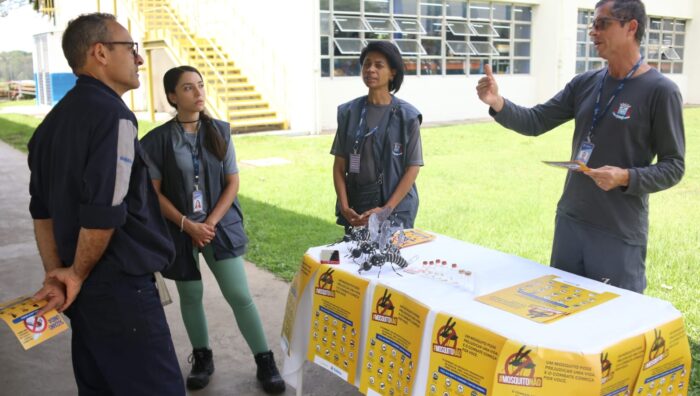 Agentes de Zoonoses orientam funcionários da Komatsu sobre combate ao Aedes aegypti