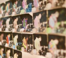Exposição ‘Limpa a cultura de vocês aí!’ é aberta no Moriconi e segue até 27 de março