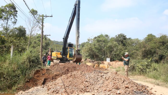 Fiscalização desfaz estrutura sobreposta ao rio Guaió utilizada para descarte inadequado