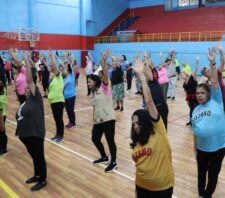 Aula especial de Pilates reúne mais de 120 participantes no Portelão