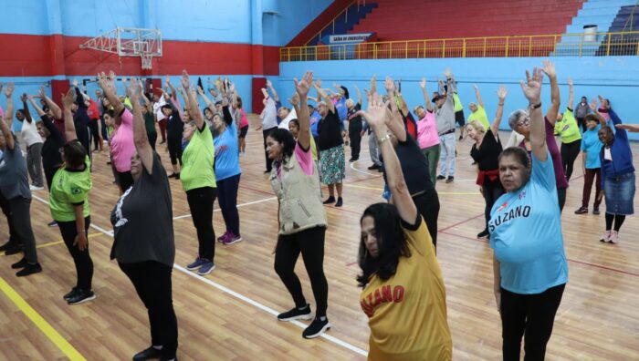 Aula especial de Pilates reúne mais de 120 participantes no Portelão