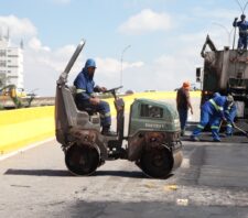 Transporte melhora condições de mobilidade no viaduto Leon Feffer com pintura e ‘tapa-buraco’
