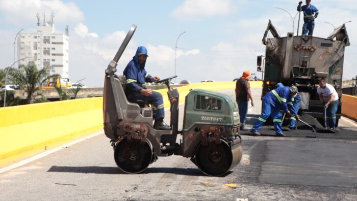 Transporte melhora condições de mobilidade no viaduto Leon Feffer com pintura e ‘tapa-buraco’