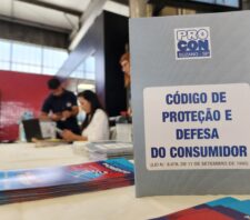Procon municipal realiza ação de orientação ao consumidor na Estação Suzano