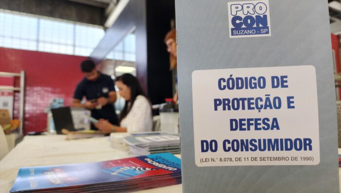Procon municipal realiza ação de orientação ao consumidor na Estação Suzano