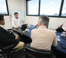 Prefeitura estabelece com Komatsu primeira parceria da Cadeia Produtiva Local