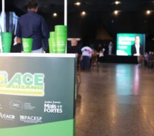 Autoridades municipais prestigiam posse da diretoria da ACE e do CMEC