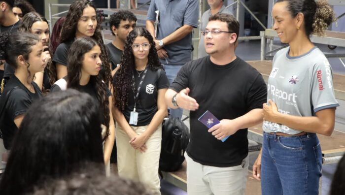Secretaria de Governo promove visita de alunos da Etec ao treino do Suzano Vôlei