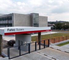 Prefeito vistoria montagem das salas da Fatec de Suzano durante fase final de obras