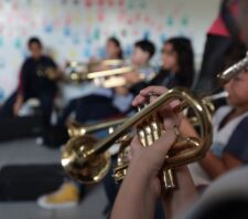 Escolas do Nova América e do Jardim Cacique ganham instrumentos para aulas de música