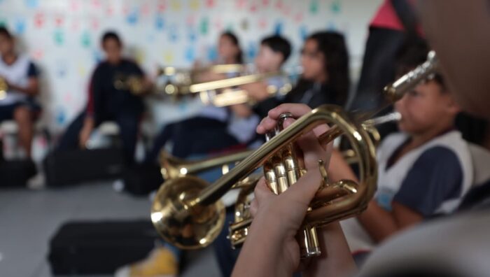 Escolas do Nova América e do Jardim Cacique ganham instrumentos para aulas de música