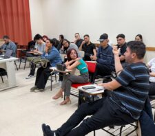 Diretora do Procon de Suzano palestra sobre consumo consciente a universitários da UniPiaget