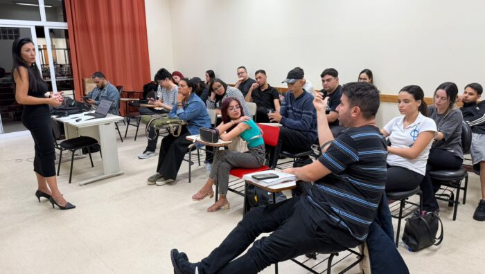 Diretora do Procon de Suzano palestra sobre consumo consciente a universitários da UniPiaget