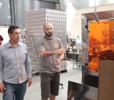 Vice-prefeito visita fábrica de bebidas na região do Raffo