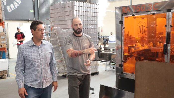 Vice-prefeito visita fábrica de bebidas na região do Raffo