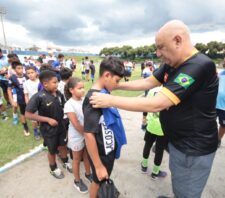 Prefeito entrega materiais esportivos para alunos de escolinhas de futebol