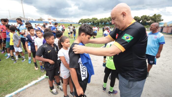 Prefeito entrega materiais esportivos para alunos de escolinhas de futebol