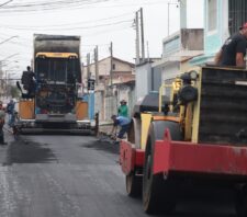 Plano de pavimentação avança para a Vila Figueira com obras nas ruas Kaneji Kodama e Shoichi Masuda