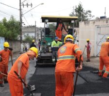 Rua do Jardim Casa Branca recebe aplicação de massa asfáltica