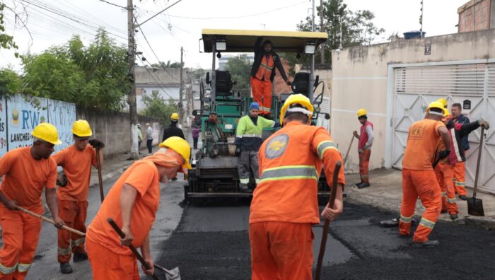 Rua do Jardim Casa Branca recebe aplicação de massa asfáltica