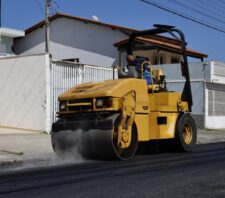 Prefeitura aplica novo asfalto no trecho da rua Ipês entre as avenidas Brasília e Taiaçupeba
