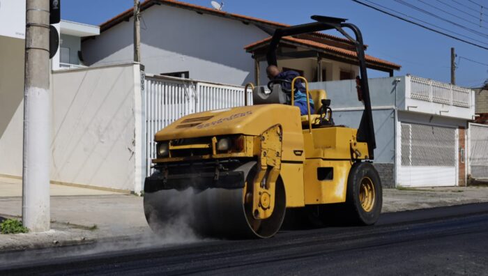 Prefeitura aplica novo asfalto no trecho da rua Ipês entre as avenidas Brasília e Taiaçupeba