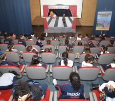 Teatro de Fantoche orienta mais de 500 alunos da rede municipal sobre segurança no trânsito
