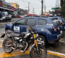 GCM recupera moto roubada e detém dois suspeitos no Miguel Badra