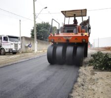 Via do bairro Chácaras Nova Suzano recebe aplicação de asfalto