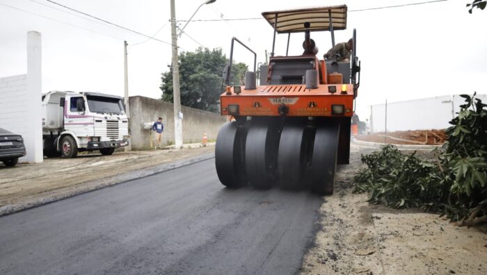 Via do bairro Chácaras Nova Suzano recebe aplicação de asfalto